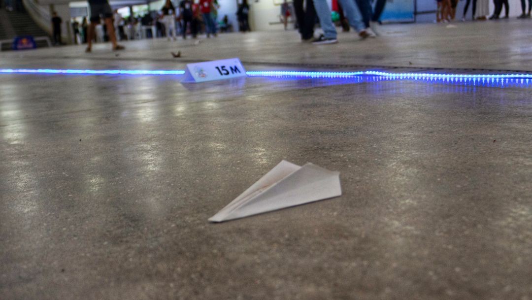 Campeonato de aviãozinho de papel: brincadeira de criança levada a sério