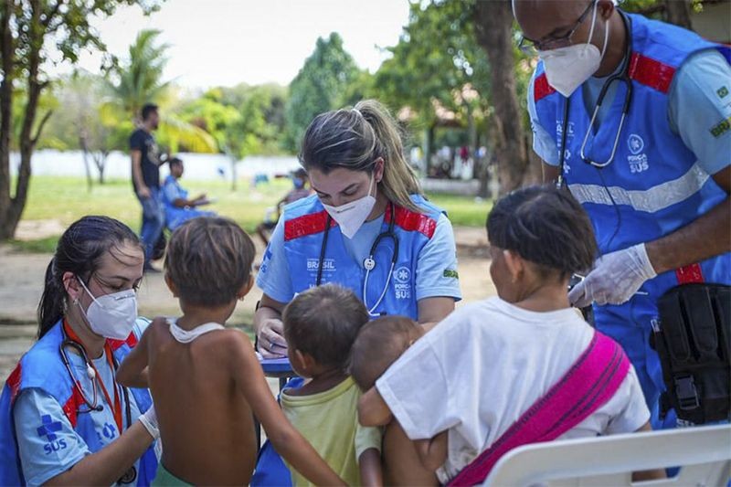Atendimento médico a crianças indígenas em Roraima: combate a doenças evita mortes (Foto: Igor Evangelista/Ministério da Saúde)