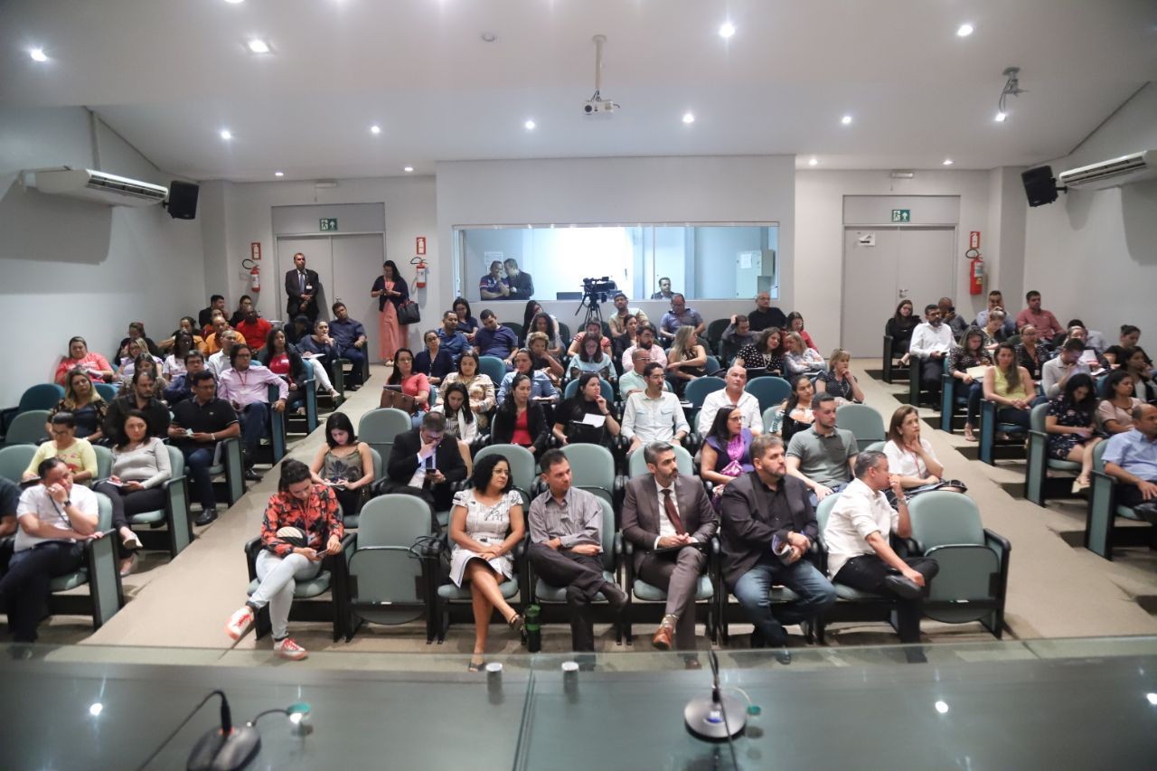 Servidores atentos à palestra sobre os limites de atuação no processo eleitoral (Foto: Divulgação/Aleam)