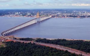 ponte sobre o rio negro em manaus, no amazonas