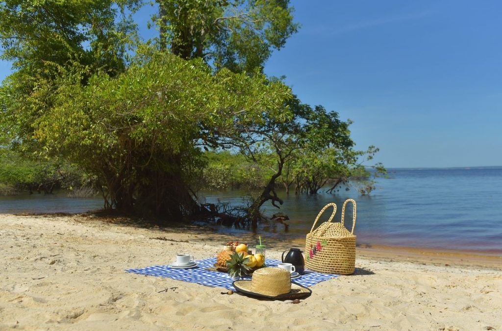 Um almoço romântico na praia? Boa opção. Foto: Janailton Falcão e Tácio Melo /Amazonastur