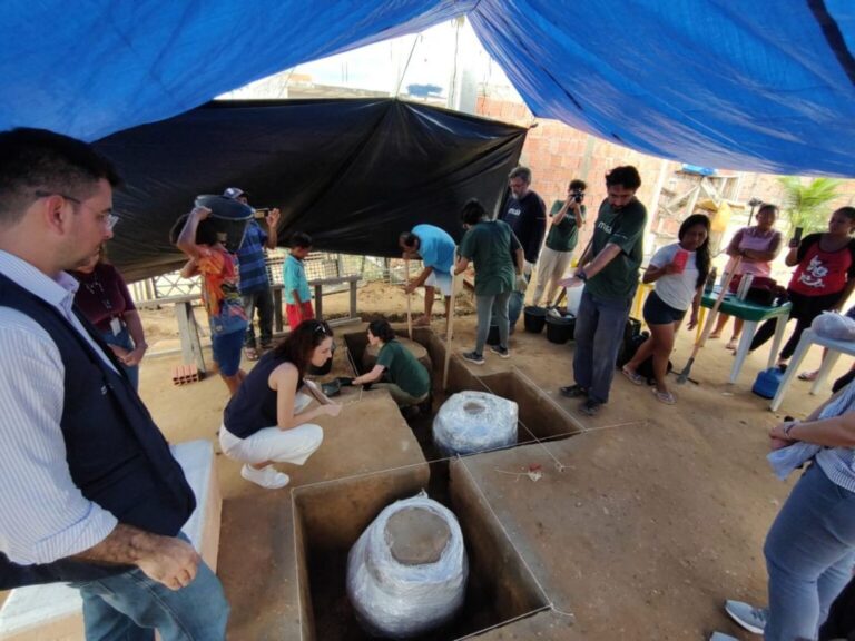 Seis urnas funerárias resgatadas em Manaus podem ter mais de mil anos