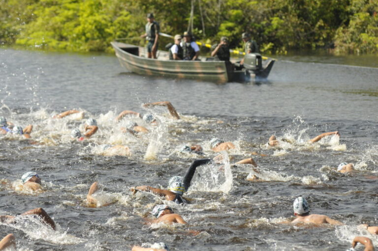 Limpeza do igarapé garante segurança para competidores no XTERRA Amazônia