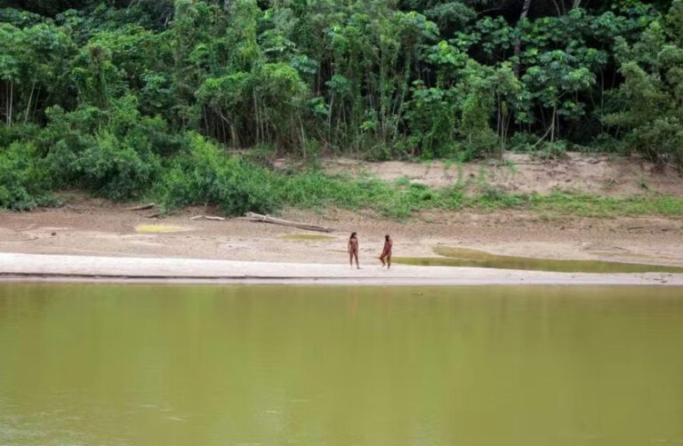 Conheça os Mashco Piro, indígenas do maior povo isolado do mundo