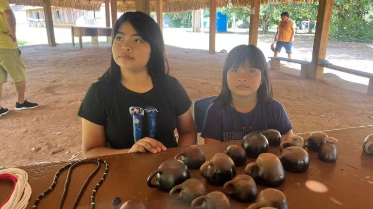 Em ritual de povo indígena, mulheres só se tornam artesãs após primeiro ciclo menstrual