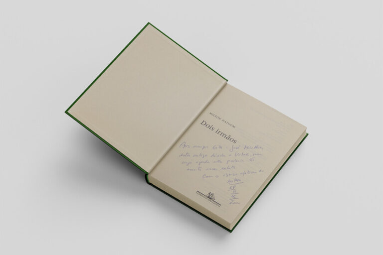 Milton Hatoum doa 16 versões do livro ‘Dois irmãos’ para a Biblioteca Brasiliana da USP