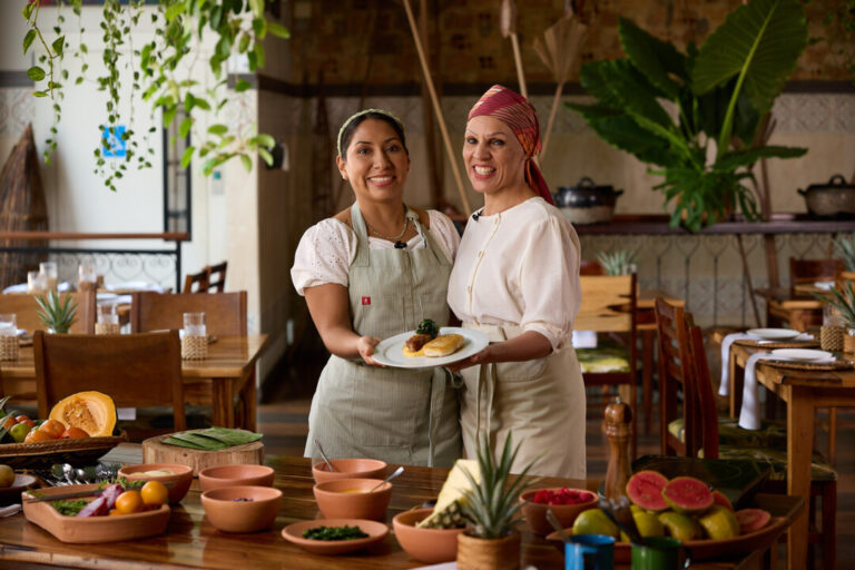 Cardápio de companhia aérea para voos internacionais é criado por chefs brasileira e peruana com sabores da Amazônia