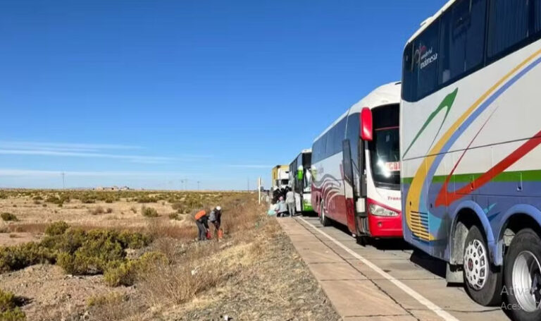 Após manifestantes bloquearem estradas, brasileiros relatam que estão presos na Bolívia