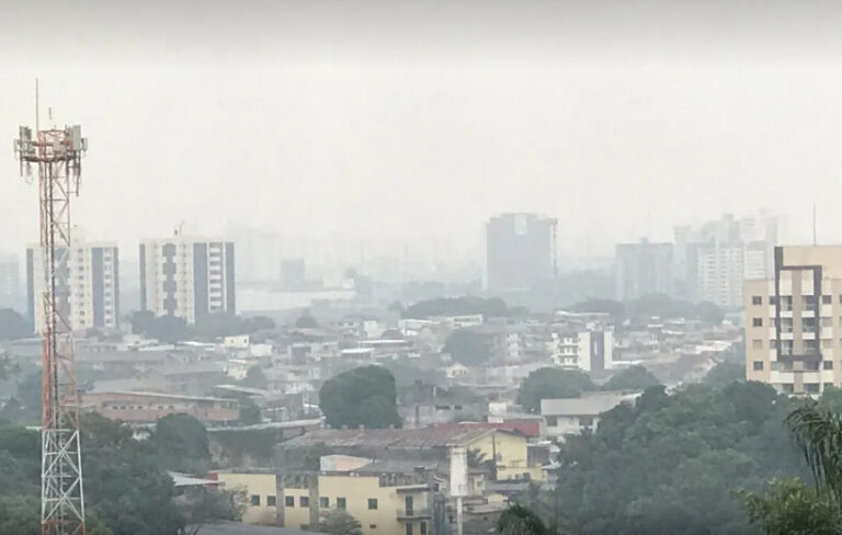 Porto Velho, encoberta por fumaça, segue com a pior qualidade do ar do país