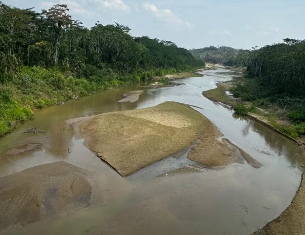 Seca extrema possibilita atravessar rio a pé na fronteira do Acre com o Peru