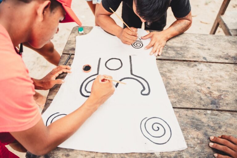 Oficinas resgatam tradição do grafismo e teçume de arumã e tucum em artesanatos de mulheres indígenas