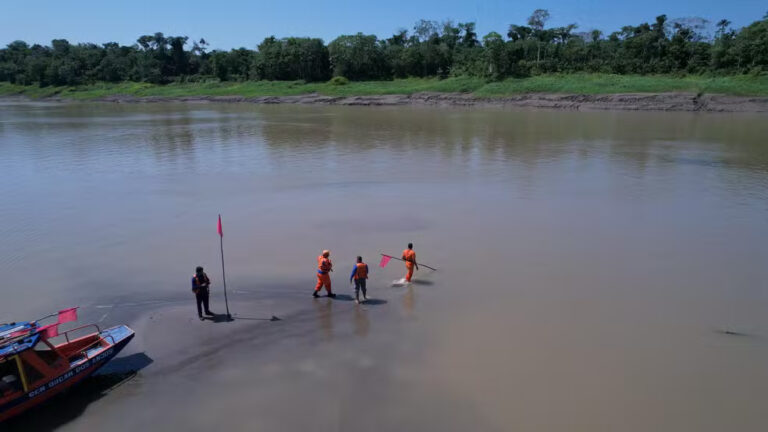 Trecho do Rio Solimões tem menor nível da história e pode isolar cidades no Amazonas