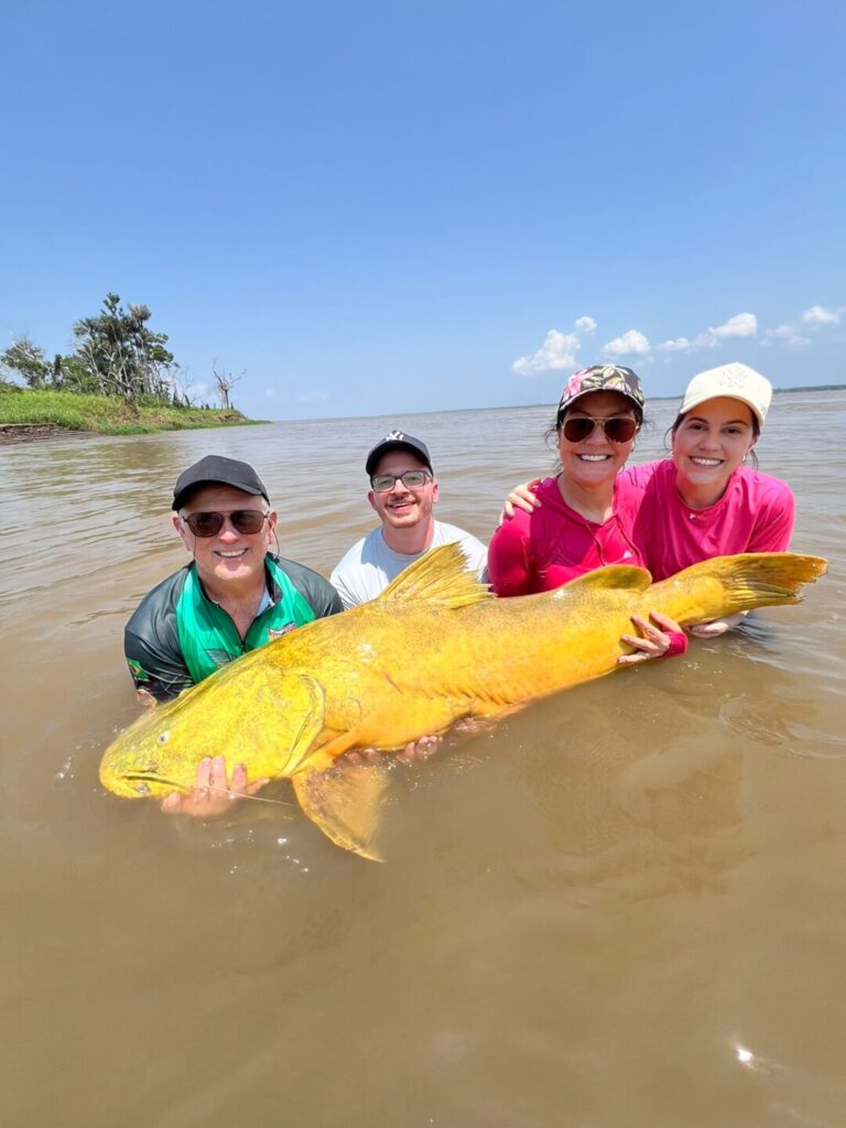 Família de goianos se surpreende com tamanho de peixe fisgado em pesca esportiva no Amazonas