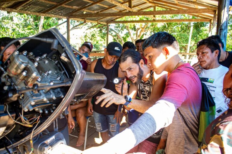 Oficina de mecânica básica capacita indígenas para manutenção de motores de popa no Amazonas 