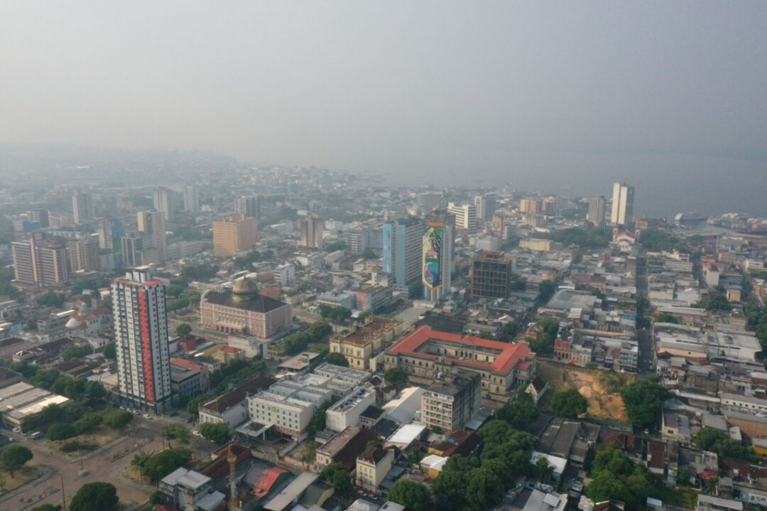 Imagem colorida mostra colunas de fumaça em Manaus causadas por queimadas
