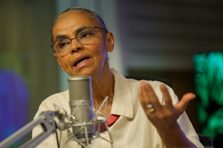 “Os que forem pegos ateando fogo serão punidos”, afirma ministra Marina Silva