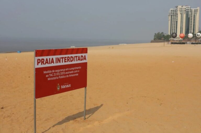 Seca severa em Manaus interdita banho na Praia da Ponta Negra