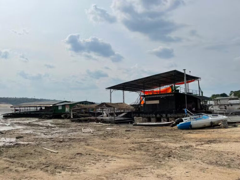 Rio Negro está a menos de um metro de bater seca recorde de 2023 em Manaus, aponta Defesa Civil