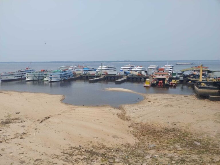 Rio Negro registra descidas de 24 cm por dia em Manaus e atinge níveis abaixo das mínimas para o período