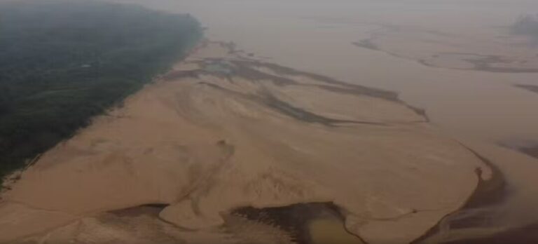 Rio Madeira atinge nova mínima histórica e ribeirinhos enfrentam longa jornada para chegar à escola