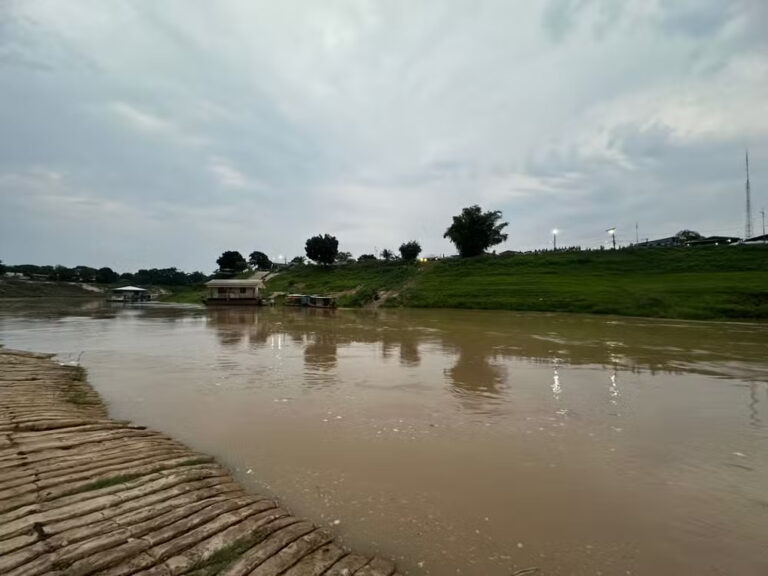 Rio Acre sobe e fica acima de 2 metros após quatro meses na capital acreana