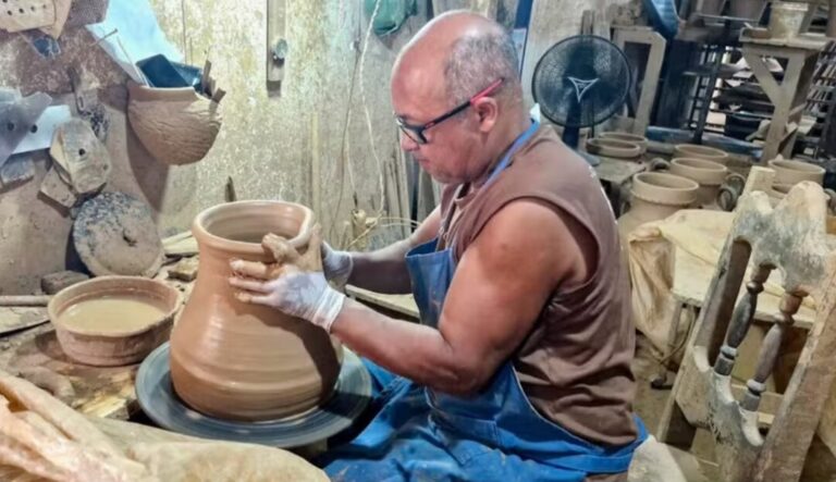 Como famílias de artesãos do Acre sobrevivem usando técnicas milenares com cerâmica