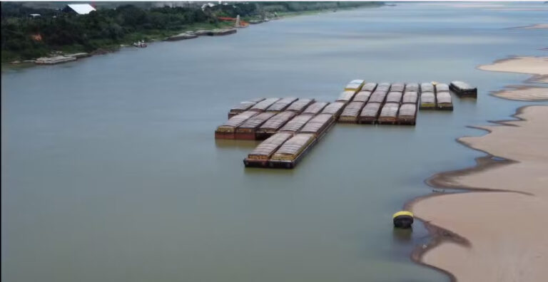 Seca extrema deixa balsa com centenas de motocicletas encalhadas no rio Madeira