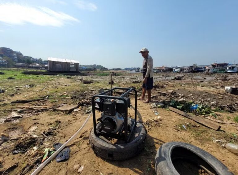 Seca histórica: trabalhador perfura poço onde antes era inundado pelo Rio Negro