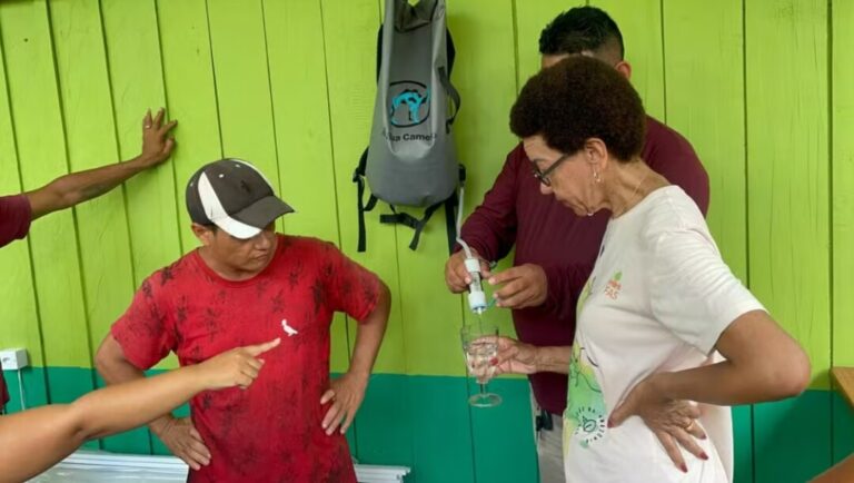 Mochilas purificadoras de água são entregues em comunidade isolada pela seca na Zona Rural de Manaus