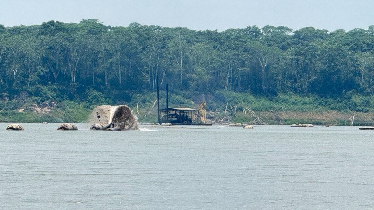 Dragagem no Rio Madeira garante navegação e impulsiona a logística na Região Norte