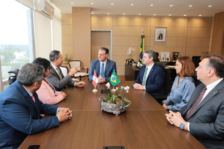 Representantes do Brasil e do Peru assinam acordo para abertura de mercado entre os países