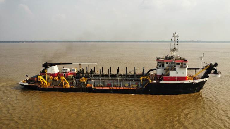 Obras de dragagem buscam garantir navegabilidade nos rios Amazonas e Solimões 