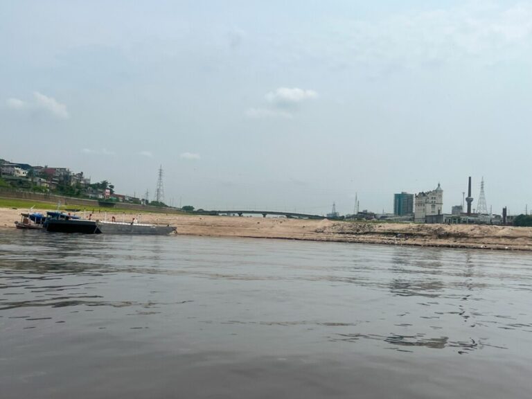 Rio Negro sobe 12 centímetros por dia em Manaus, informa SGB