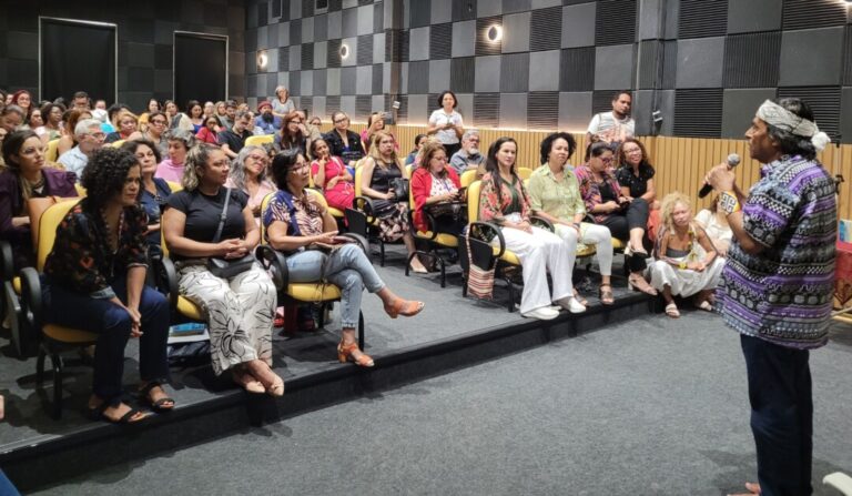 Ailton Krenak afirma que a educação foi a primeira vítima da crise do clima