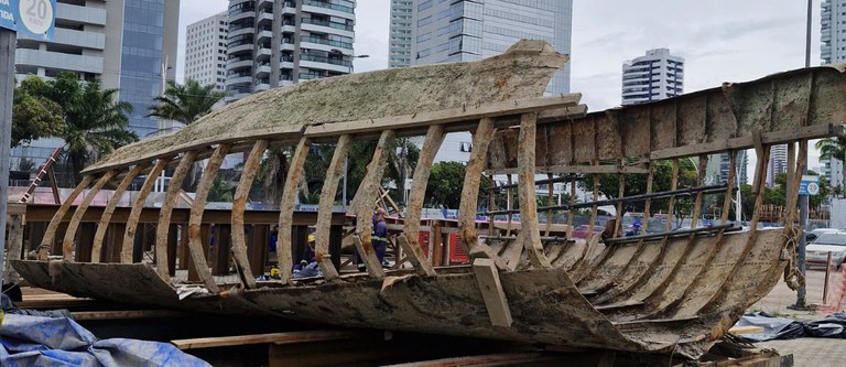 Proa de navio do século XIX descoberta durante obra em Belém é removida para restauro