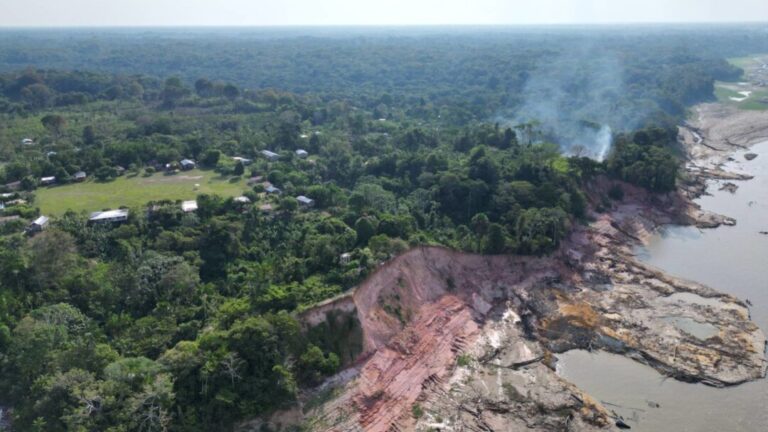 Ribeirinhos estão em situação de risco por erosão e assoreamento de rios na Amazônia