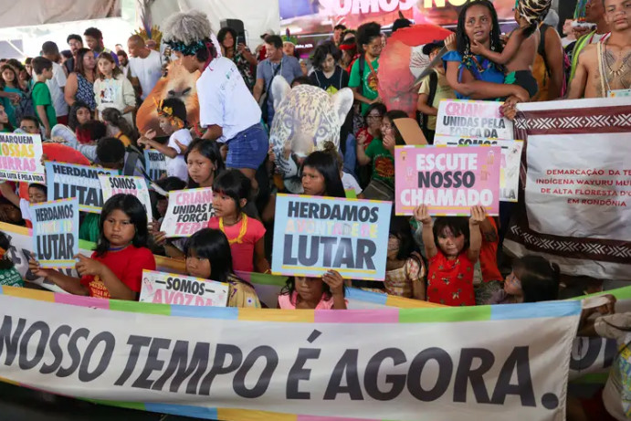 Crianças indígenas entregam manifesto pelo meio ambiente a ministras