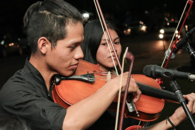Irmãos indígenas da Venezuela unem tradição ancestral com sinfonias clássicas 
