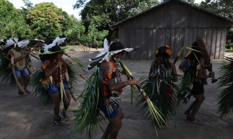 Cercado por fazendas, povo Rikbaktsa luta para manter modo de vida