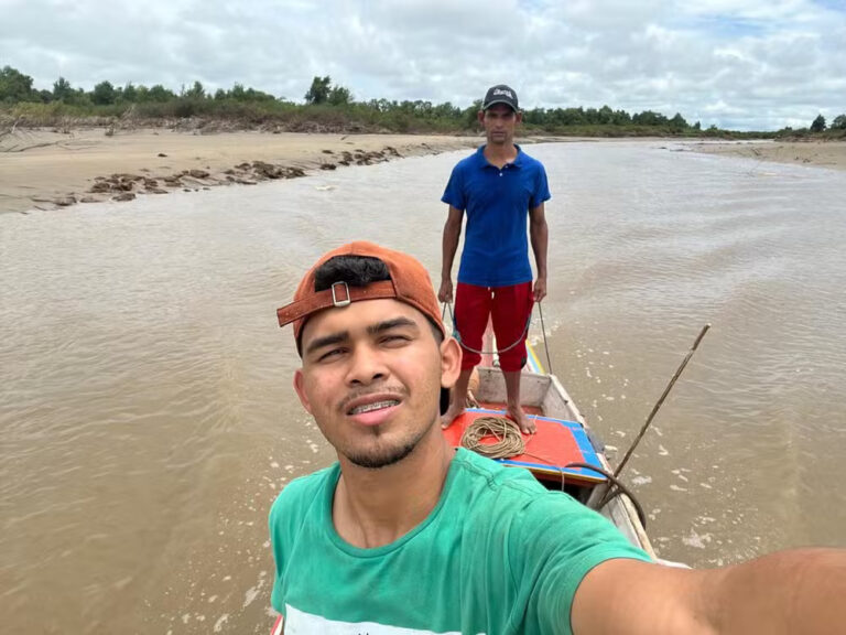 Pai e filho “fogem” de pororoca no Amapá e compartilham aventura; vídeo