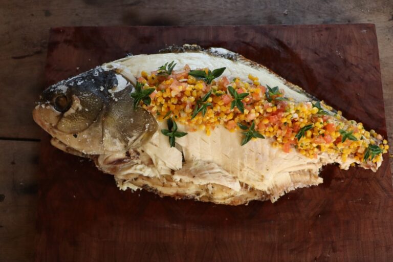 ‘Sexta-feira Santa’: aprenda a fazer tambaqui na brasa com vinagrete de milho verde