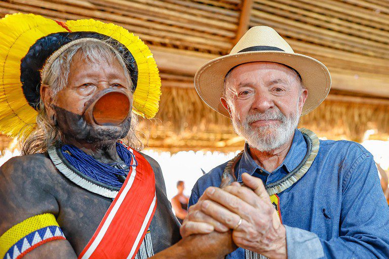 Cacique Raoni recebe maior condecoração do Estado brasileiro; vídeo