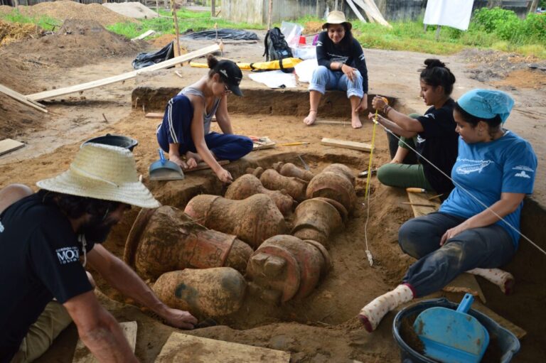 Urnas funerárias milenares da Amazônia “retornam à casa” após seis anos