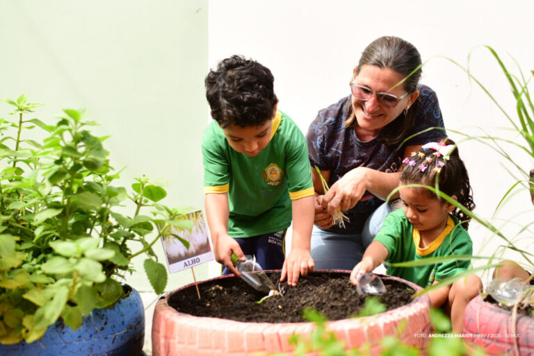 Horta escolar: Crianças aprendem sobre cultivo, alimentação saudável e sustentabilidade em escola de Boa Vista
