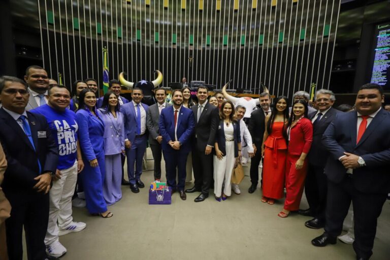 Potencial turístico internacional do Festival de Parintins é destaque em sessão solene na Câmara dos Deputados