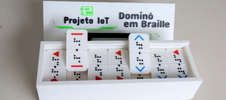 Dominó em braille é lançado por projeto de universidade no Acre