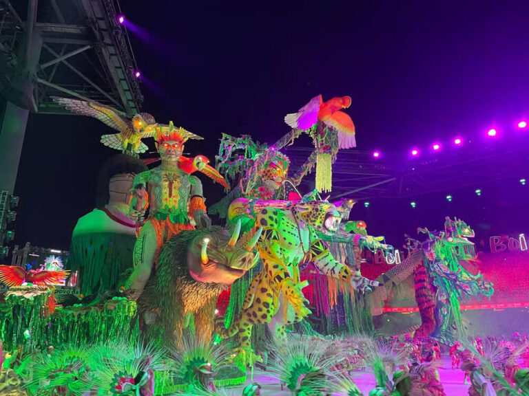 Garantido relembra toada dos anos 90 e faz apelo pela Amazônia no Festival de Parintins