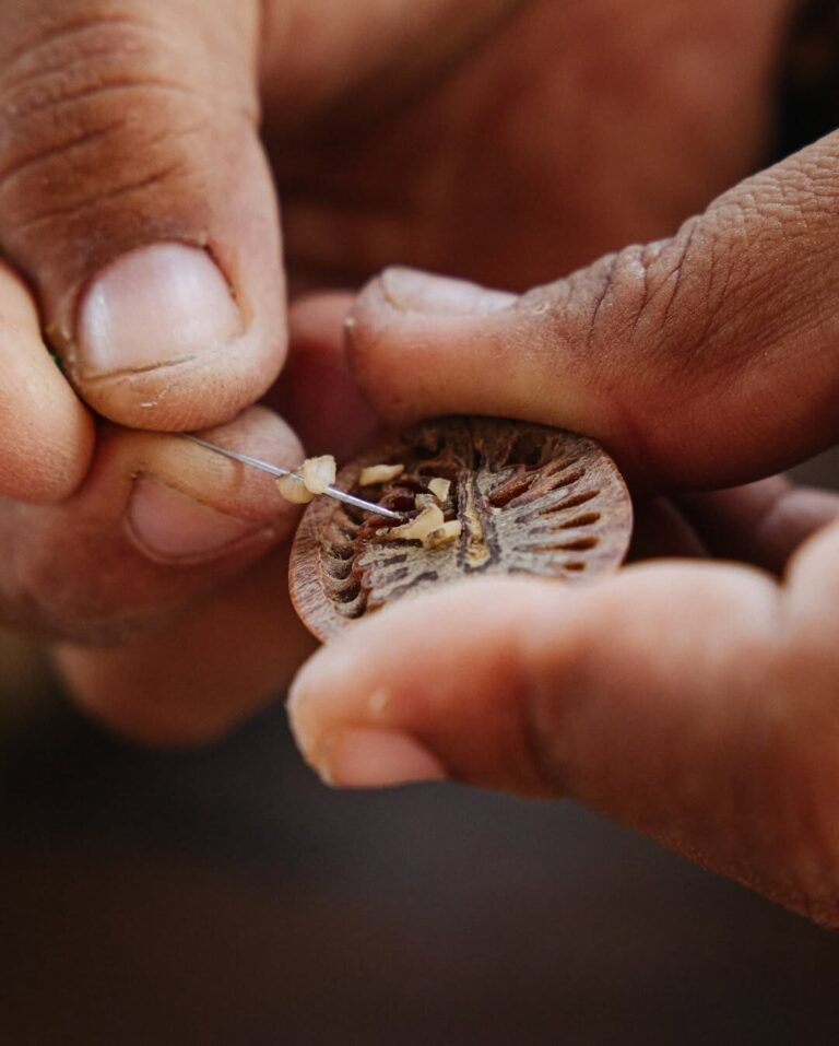 Negócio da floresta: mulheres ribeirinhas criam biojoias e geram renda local