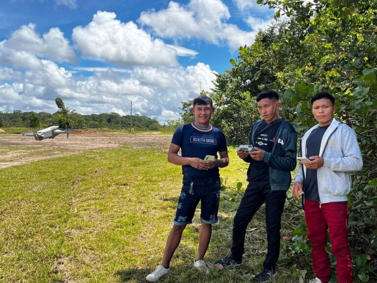 Jovens Yanomami aprendem a usar drones para mapear território e ajudar na fiscalização da floresta