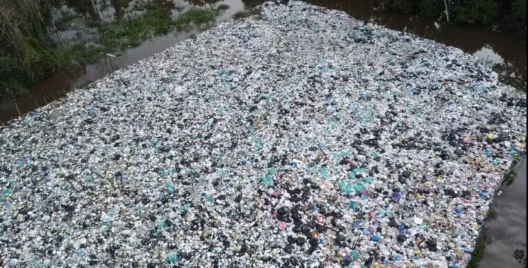 Cidade no Amazonas vive preocupação com lixão em rio de cidade peruana vizinha